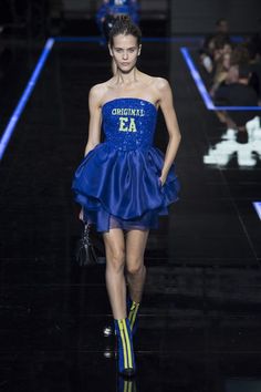 Emporio Armani Spring 2019 Ready-to-Wear Collection - Vogue 2019 Runway, Armani Collection, Classy Work Outfits, Fashion Inspiration Design, Blue Outfit, Summer 2019