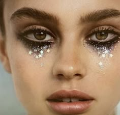 Glitter Tears Makeup Tutorial, Dark Euphoria Makeup, Bejewelled Makeup, Euphoria Makeup Inspiration, Dionysus Makeup, Messy Glitter Makeup, Euphoria Makeup Halloween, Saltburn Makeup, Eras Tour Makeup Reputation