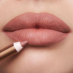 NEW! Warm nude-rose lip liner with a long-lasting, waterproof formula that lasts for at least 6 hours!* Charlotte Tilbury Lip Liner, Wedding Makeup Blonde, Wedding Lips, Natural Pink Lips, Charlotte Tilbury Lip, Lip Blushing, Hollywood Beauty, Rose Lip, Winter Ball