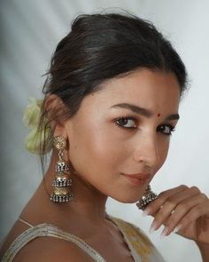 Alia Bhatt Photoshoot, Bridal Tips, White Saree, Saree Photoshoot, Earrings Inspiration, Organza Saree, Jhumka Earrings, Alia Bhatt