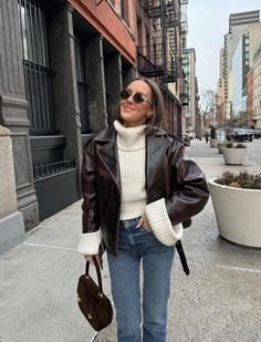 Emma Leger Style, Christmas In The City Outfit, Emma Leger Outfits, Nyc Winter Outfits Street Style 2024, Winter City Outfits Cold Weather, Brown Leather Jacket Outfit Winter, Winter Nyc Outfits Cold Weather, Nyc Christmas Outfit, Emma Leger