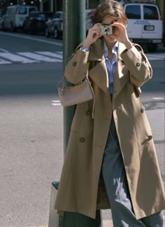 Trenchcoat Digital camera Beige Coat Street Style, Knee Length Trench Coat Outfit, Look Trench Coat, Oversized Fall Raincoat, Long Gabardine Raincoat For Fall, Fall Gabardine Long Raincoat, Oversized Long Raincoat For Fall, Chic Raincoat For Workwear, Oversized Raincoat For Workwear In Fall