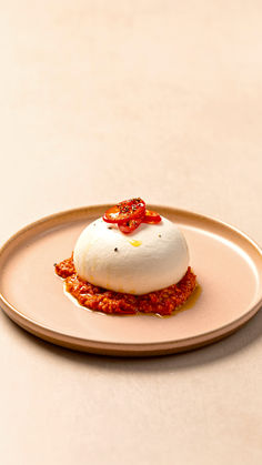 burrata on a gochujang and romesco sauce on a plate garnished with red chilli slices Burrata Starter, Starter Food Ideas, Entrees Recipes Starters, Salad Burrata, Burrata Bruschetta, Molecular Food, Gastronomic Food, Stir Fry Sauce Easy, Burrata Recipe