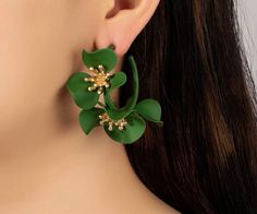 Green Flower decor earrings Cercei Din Lut Polimeric, Afro Jewelry, Polymer Clay Flower Jewelry, Exotic Jewelry, Stud Fashion, Betsey Johnson Earrings, Classy Jewelry, Skull Earrings, Flower Decor