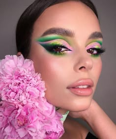 Daring Makeup, Makeup Bold, Make Carnaval, Makeup Cantik, Enhance Beauty, Makeup Stand, Vibrant Makeup, Carnival Makeup, Green Makeup