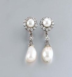 PAIO DI ORECCHINI PENDENTI IN Tiaras Jewellery, Pearl Jewels, Diamond Ice, Pearl Accessories, Pearl Jewellery, Garnet Jewelry, Red Earrings, Antique Earrings, Gems Jewelry