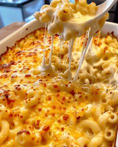 Dinner Ideas Mac And Cheese, Baked Mac And Cheese Aesthetic, Mac And Cheese Pictures, Gourmet Macaroni And Cheese, Macaroni Bowl, Yummy Food Snacks, Mac & Cheese, Cavatappi Mac And Cheese, Mac And Cheese Aesthetic