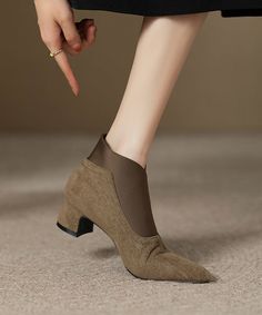 Classy Khaki Suede Splicing Ankle Boots Pointed ToeMade of:-Suede Upper.-Rubber sole- cushioned insole.1.96"/5cm Chunky Heel Ankle Boots Pointed Toe, Art And Literature, Boho Stil, Chunky Heel, Ballerinas, Chunky Heels, Bottoms Pants, Fashion Games, Rubber Sole