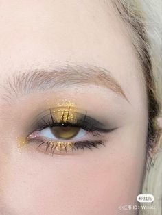 Gold Asian Makeup, Gold Liner Eye Makeup, Yellow Gold Makeup, Yellow Eye Makeup Looks, Gold Makeup Aesthetic, Black And Gold Douyin Makeup, Gold Korean Makeup, Korean Yellow Makeup, Dark Glitter Makeup