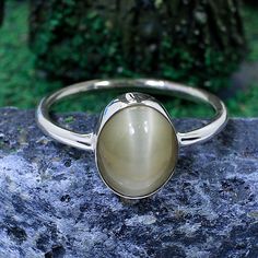 925 Sterling Silver - Chrysoberyl Cats Eye Ring - Bezel Setting - Handmade Ring - Oval Dainty Ring - Statement Rings SDR-1982 Description : Stamp :- 925 Metal : 925 Sterling Silver Weight : 2.40 Gram Approx Stone Size : 10 X 9 MM Approx handmade Item Made to order. **This ring you will receive may vary from the image as no two gemstones are similar and images cannot define exact product definitions. ** Shipping Policy:- We mainly use UPS , DHL eCommerce, FedEx for the shipping of goods depending Cats Eye Ring, Zierlicher Ring, Ring Bezel, Moon Ring, Rose Quartz Ring, Cats Eye, Moonstone Jewelry, Eye Ring, Ring Oval