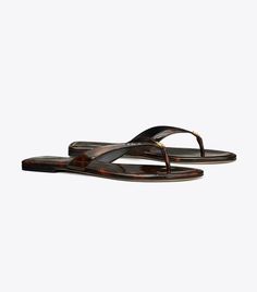 Fashion Sandals Flat, Tory Burch Flip Flops, Girly Shoes, Footwear Design Women, Designer Sandals, Sandal Fashion, Flip Flop, Leather Working, Low Heels