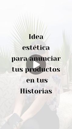 a woman sitting on top of a couch in front of a palm tree with the words idea estetica para anunciar tus productos en tus