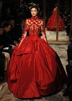 Amazed at the amount of details put into this dress and the entire 2012 Ready-to-Wear collection. Fashion Shades, Dream Dresses, Elbow Patch, Fun Accessories, Couture Mode, Red Gowns, Red Dresses, Gorgeous Gowns, Marchesa