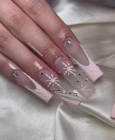 Impressive Nail Art, Latina Acrylic Nails Christmas, Winter Themed Acrylic Nails, Winter Birthday Nail Ideas, Christmas Glam Nails, Clear Winter Nails, Nude Christmas Nails Acrylic, Christmas Nails With Charms, Snow Flake Nails Acrylics