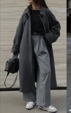 Grey Palazzo Outfit, Grey Trousers Street Style, Minimalist Urban Fashion, Grey Palazzo Pants Outfit, Grey Pants Winter Outfit, Grey Trousers Outfit Winter, Grey Pants Outfit Winter, Grey Wide Leg Pants Outfit, New Balance Outfit Men