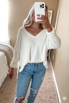 Fall Outfits Jeans Casual, Cute Outfit With Mom Jeans, Cozy Friday Outfit Casual, Cozy Relaxed Outfits, Fall In Florida Outfits 2023, Outfits For Mom Jeans, Cute Fall Outfits Mom Jeans, Cozy Fall Mom Outfits, Cute Cozy Work Outfits