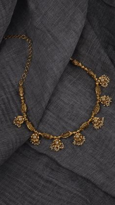 Choker Necklace Designs, Modern Gold Jewelry, Handmade Gold Jewellery, Gold Necklace Indian Bridal Jewelry, Jewelry Set Design, Antique Jewelry Indian, Gold Pendant Jewelry