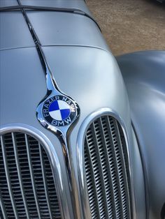 an old bmw emblem is shown on the front of a silver car with chrome grilles