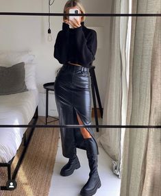 Black Leather Midi Skirt Outfit Winter, Leather Skirt Midi Outfit, Leather Skirt With Boots Outfit, Leather Midi Dress Outfit, Black Long Leather Skirt Outfit, Midi Leather Skirt Outfit, Night Out Outfit Clubwear Club, Autumn Party Outfit, Leather Midi Skirt Outfit