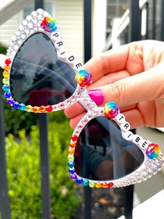 Rainbow sunglasses Pride Sunglasses, Bedazzled Sunglasses, Parade Outfit, Pride Parade Outfit, Pride Accessories, Rainbow Things, Diy Sunglasses, Love Festival, Glasses Ideas