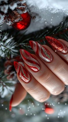 Christmas Nails Cute, Yellow Nail Art, Candy Cane Nails, Christmas Gel, Red Christmas Nails, Festive Nail Art, Nails Cute, Cute Christmas Nails