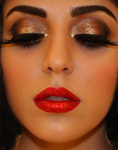 Shimmery Brown smokey eye paired with a red lip. Gold Glitter Eyeshadow, Makeup Pinterest, Shimmer Eye Makeup, Red Eye Makeup, Drag Make-up, Makeup Icons, Sparkly Eyes, Beauty Make-up