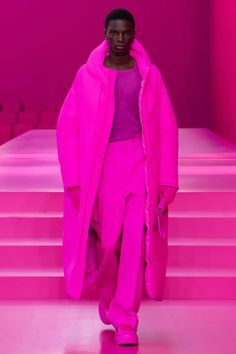 Valentino Fall 2022, Valentino Suit, Valentino Pink, Flower Pants, Color Trends Fashion, Valley Girls, Wear Pink