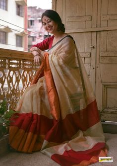 Saree With Gold Jewellery, Amrapali Boutique, Bengal Cotton Sarees, Sambalpuri Saree, Cotton Saree Blouse Designs, Indian Sari Dress, Sari Design, Saree Floral, Khadi Saree