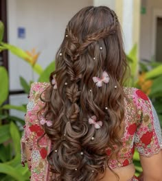 Fairy Style Hair Hairstyles, Hair Styles For Mehendi Function, Hairstyles For Mehendi Function, Haldi Open Hairstyles For Bride, Mehndi Braid With Flowers, Wedd Hairstyles, Gender Reveal Hairstyles, Mrg Choli