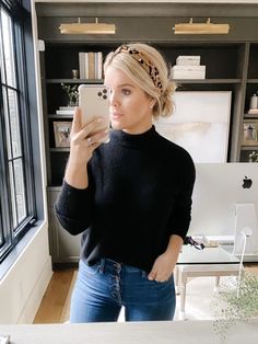 Wear A Headband, Headband Low Bun, Hairdos With Headbands, Fabric Headband Outfit, Chic Headband Outfit, Casual Outfit With Headband, Headband With Hair Down, Headband Hairstyles For Work, Low Pony With Headband