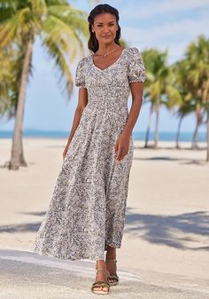 This beautiful, flowy maxi dress in a floral print is a must-have for your wardrobe! Flowy Ditsy Floral Print Maxi Dress, Spring Floral Print Maxi Dress, Floral Print Maxi Dress For Spring, Elegant Ditsy Floral Print Maxi Dress, Elegant Maxi Floral Dress With Ditsy Print, Spring Maxi Dress With Ditsy Floral Print, Flowy Maxi Length Floral Dress, Feminine Boho Maxi Dress For Summer, Feminine Floral Print Maxi Dress For Day Out