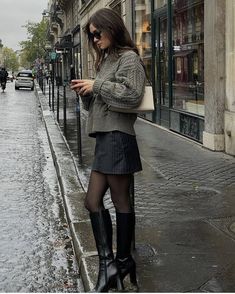 Whether it's the oversized blazer or tailored trousers 10 Winter Outfits, French Outfits, Stile Blair Waldorf, Adrette Outfits, Rok Mini, Mode Tips, Fest Outfits, French Women Style, Skandinavian Fashion