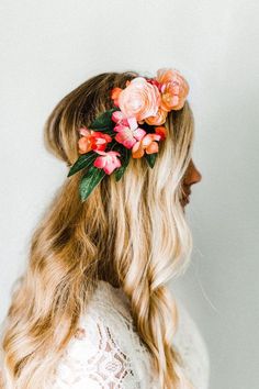 p: @xosarababyyox ♡ Tropical Wedding Hair, Hawaii Hairstyle, Boho Tropical Wedding, Crown Hairstyle, Coral Hair, Flower Projects, Rose Flower Crown, Boho Flower Crown