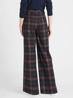 SLIM WIDE-LEG: A slimmed down version of our High-Rise Wide-Leg pant, the Slim Wide-Leg has a narrower fit from hip to knee and a not-too-wide leg for a flattering fit.  WASHABLE & COZY: Made in Italy's Lanificio Comatex mill, this cozy fabric has a Wide Leg Pants Outfit Work, Wide Leg Pants Outfit, High Rise Pants, White Blazer, Business Attire, Work Attire, Work Fashion, Wide Leg Trousers, Kylie Jenner