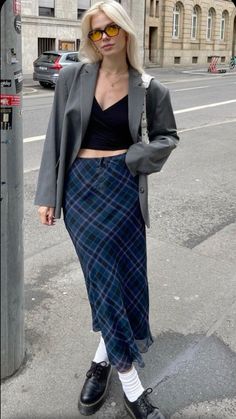 Crop Top Over Dress Outfits, 90s Maxi Skirt Outfit, 90 S Style Outfit, Y2k Work Outfit, Midi Skirt Outfit Aesthetic, Quoi Porter, Long Skirt Outfits, Plaid Skirt