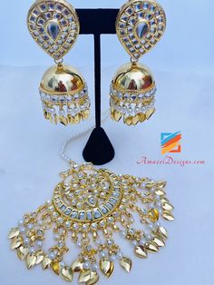 High Quality Golden Pipal Patti Kundan Jhoomki Oversized Tikka Set. Available to shop online and delivered to your doorsteps anywhere in the world with our Everything-Everywhere FREE Shipping. 📦 Unmatched FREE Worldwide Shipping EXPLORE more Indian Earrings and Jhumki Earrings. Maang Tikka Sets and Tikka Set Punjabi Match with our pretty Single Line Necklaces Jaspreet, Canada ⭐️⭐️⭐️⭐️⭐️ Jewellery is more beautiful in real than the picture. Also, I received order within two days. I like their se Gold Kundan Tikka For Party, Eid Kundan Tikka Temple Jewelry, Traditional Kundan Tikka, Gold Jeweled Bollywood Tikka, Gold Bollywood Tikka With Matching Earrings, Punjabi Traditional Jewellery, Maang Tikka Set, Engagement Jewellery, Mang Tikka