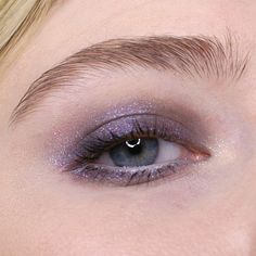 Purple sparkly eyeshadow Make Up Yeux, Lilac Eyeshadow, Glitter Eye Shadow, Sparkly Eyeshadow, Bluish Green Eyes, Glitter Eyeshadow Palette, Swag Makeup, Eye Makeup Pictures, Purple Makeup