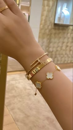 gold on gold van cleef arpels bracelet paired with cartier bracelet arab gold style old money luxury rich mother mum mom pilates Random Clothing, Elegante Casual, Girly Accessories, Gold Bracelets