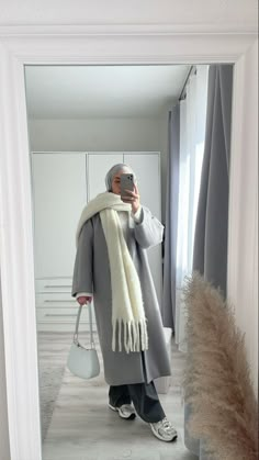 Winter Fashion Outfits Modest, Islamic Winter Outfits, Winter Outfits Aesthetic Hijabi, Hijabstyle Outfits Modest Fashion, Fall Outfit Modest, Clothes Hijab Fashion Styles, Hijabi Winter Aesthetic, Hijab Style For Winter, Winter Outfit Modest