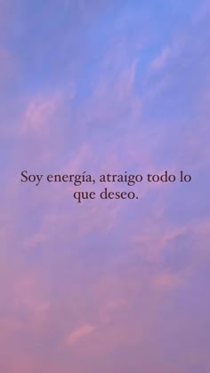 an airplane flying in the sky with a quote above it that says, soy energia, atrago todlo lo que