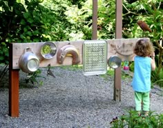 DIY Outdoor Sound Wall by funathomewithkids #DIY #Kids #Music_Wall Kid Friendly Backyard, Sound Wall, Sensory Garden, Outdoor Music, Music Station, Diy Projects For Kids