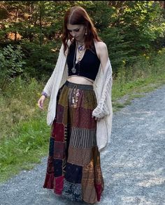 Long Patchwork Skirt Outfit, Hippie Patchwork Skirt, Earth Tone Boho Outfits, Long Hippie Skirt, Hippy Skirt Outfit, Hippie Fairy Core Outfits, Grunge Hippy Outfits, Hippie Looks Outfits, Alternative Hippie Outfits