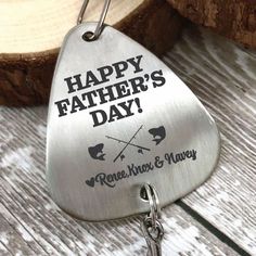 a metal keychain that says happy father's day