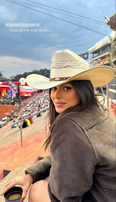 Cowgirl Hats Aesthetic, Cowboy Hat Outfit, Cowgirl Photoshoot, Foto Cowgirl, Cowgirl Style Outfits, Outfits For Mexico, Looks Country, Nashville Outfits, Rodeo Outfits