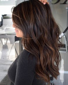 Textured beachy waves Sunkissed Highlights Dark Brown Hair, Balayage Hair Colour, Beach Brunette Hair, Sunkissed Brunette, Big Waves Hair, Medium Length Brown Hair, Highlights For Dark Brown Hair