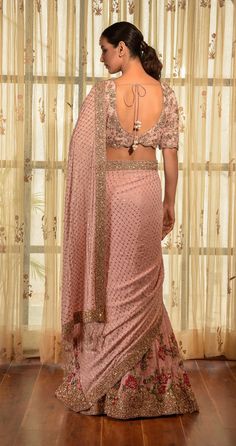 Dolly J | Paynes Pink Kamdani Chiffon Saree | INDIASPOPUP.COM Wedding Reception Outfit For Bride, Dolly J, Cutwork Saree, Sleeveless Chiffon Blouse, Sari Design, Zardozi Work, Lace Saree, Modern Saree, Simple Sarees