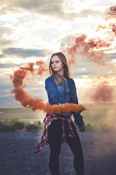 Add a smokey twist to your fall photoshoots 🍁 Which color’s your favorite? Creative Photography Ideas, Bff Pictures