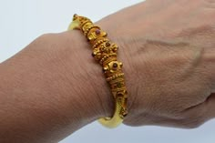 Gold Jewelry Prom, Gold Kada, Gold Necklace Wedding, Gold Bangles Indian, Boho Style Design, Gold Bangles For Women, Gold Bangle Set, Beautiful Gold Necklaces