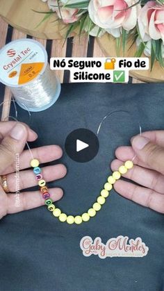 two hands are holding beads and making a face with the words no seguro di fio de silcone