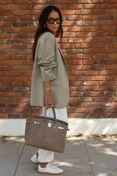 Cute Blazer Outfits, Sage Green Blazer, Chic Blazer Outfit, Business Chic Outfits, Oversized Blazer Outfit, Looks Adidas, Chic Business Casual, Fall Transition Outfits, Corporate Attire